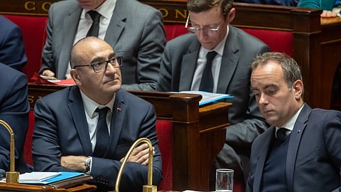 O ministro do Interior, Laurent Nuñez, e o primeiro-ministro, Sébastien Lecornu, no  debate na Assembleia.