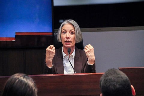 "A felicidade é vista como possível só quando a pessoa tiver tal coisa", explica.