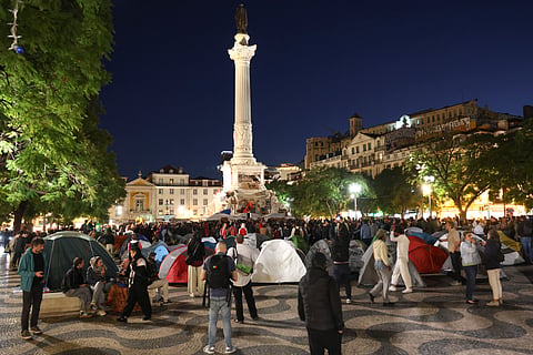 Manifestantes na Praça do Rossio, na noite da última segunda-feira, 19 de outubro; acampada foi desmobilizada pela polícia pouco antes das 6:00 desta terça-feira (20).
