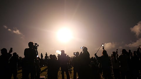 Pessoas assistem ao lançamento do foguetão H3, que transporta a sonda japonesa MMX rumo a Marte, no Centro Espacial de Tanegashima.