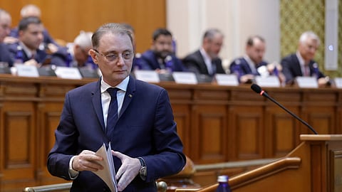 Luca Niculescu antes de se dirigir aos senadores e deputados, esta terça-feira.
