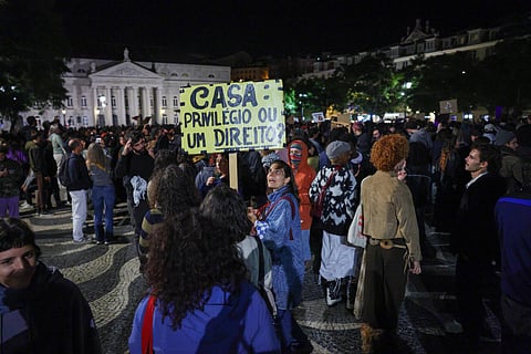 Manifestantes a chegar ao Rossio sem tendas, mas com malas de campismo e sacos-cama