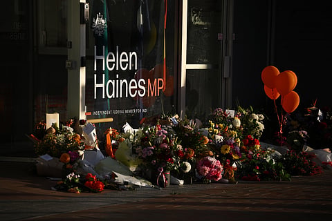 Homenagens a Helen Haines frente ao seu escritório.