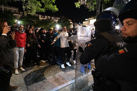 Polícia obrigada a intervir após confrontos com homem que invadiu manifestação com bandeira de Israel