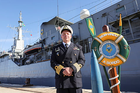 O comandante do Navio-Escola Brasil é o Capitão de Mar e Guerra Ricardo Maia.