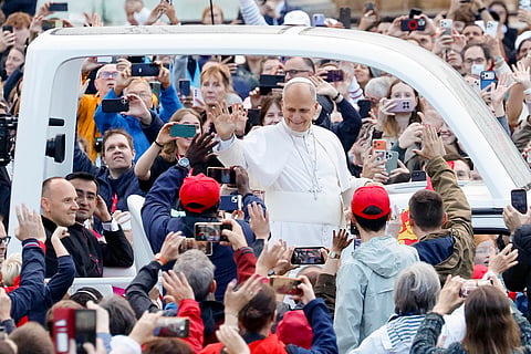O Papa Leão XIV cumprimenta os fiéis durante a audiência geral na Praça de São Pedro, no Vaticano, esta quarta-feira, 21 de outubro, oito dias após ter sido operado ao pulmão.