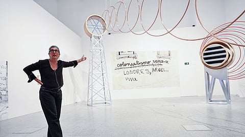 Ângela Ferreira junto da obra
 ‘Rádio Voz da Liberdade’ (2022).
