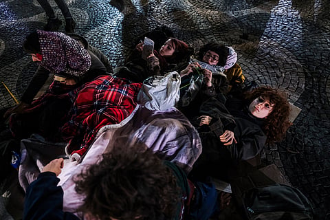 Jovens dormiram ao relento na Praça do Rossio na madrugada desta quinta-feira (22). 