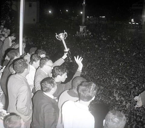 O governador civil Miguel Rodrigues Bastos, das varandas da câmara municipal, mostra aos adeptos o troféu da Taça da Portugal. A seu lado, na imagem de braço levantado, estava Jaime Graça, o capitão dos sadinos.