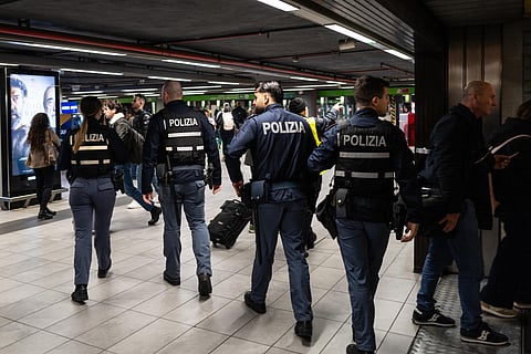 Polícia na estação ferroviária de Milão. 