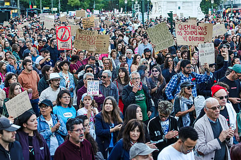 A praça D. Pedro IV (Rossio) encheu-se completamente de manifestantes.
