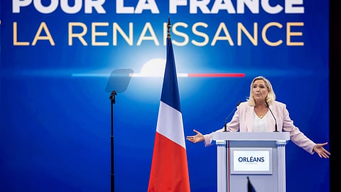 Marine Le Pen profere um discurso durante o comício de lançamento da sua campanha presidencial na arena Co'Met, em Orleães.