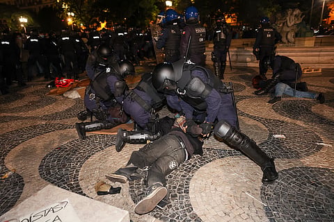 Intervenção policial no Rossio na madrugada deste domingo.