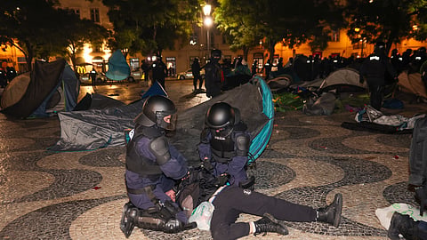 Intervenção da PSP na Acampada de Lisboa, no Rossio, na madrugada de 25 de outubro.