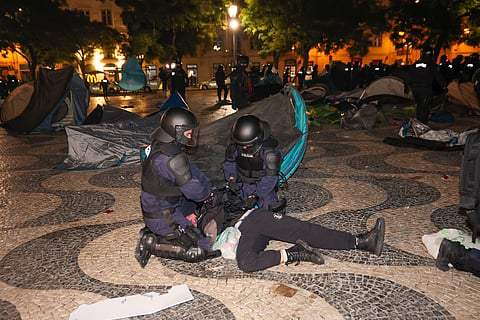 Intervenção da PSP na Acampada de Lisboa, no Rossio, na madrugada de 25 de outubro.