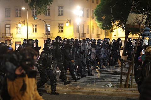 Polícia avança contra manifestantes durante a madrugada de domingo, no Rossio, em Lisboa.