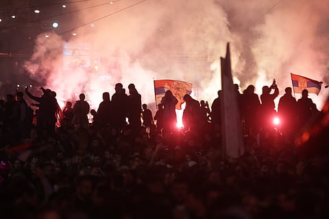 Manifestantes invadem estação televisiva pró-Vucic na Sérvia e pedem a prisão do editor