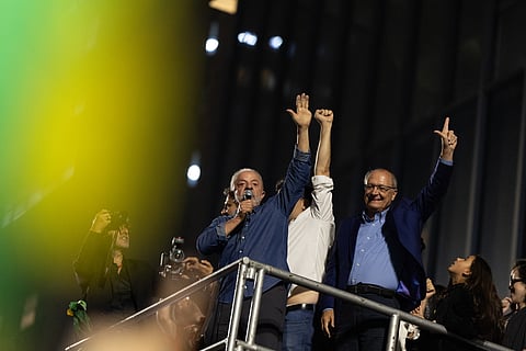 Lula ao lado do vice-presidente reeleito Geraldo Alckmin nas celebrações da vitória petista no último domingo, 25 de outubro. 