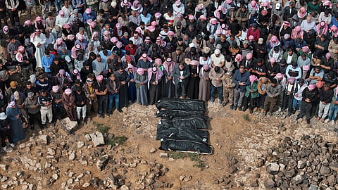 Funerais das vítimas sírias do bombardeamento jordano nos arredores de Daraa.