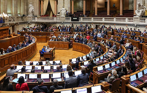 Abstenção do PS, mesmo que alguns deputados não se tenham levantado, foi decisiva para a aprovação na generalidade.