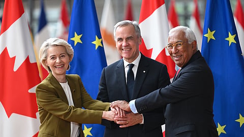 Ursula von der Leyen, Mark Carney e António Costa em Bruxelas na cimeira de 2025. 