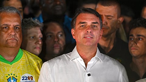 Flávio driblou a própria segurança e terá tido apoio de Milei e Trump