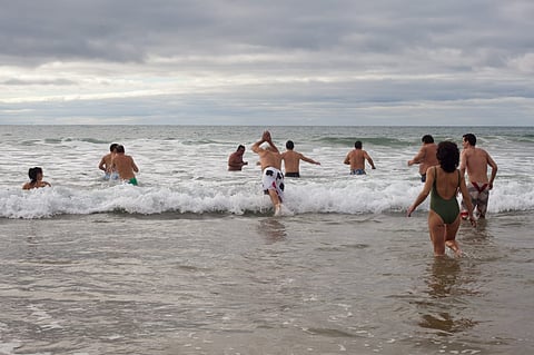 Virada gelada: a tradição do banho de mar no Ano Novo em Portugal