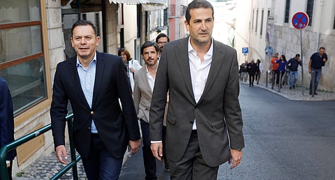 Hugo Soares (à esq.) é, dos cinco homens-chave do PSD, o mais político e tem uma relação de "grande cumplicidade" com o líder, Luís Montenegro.