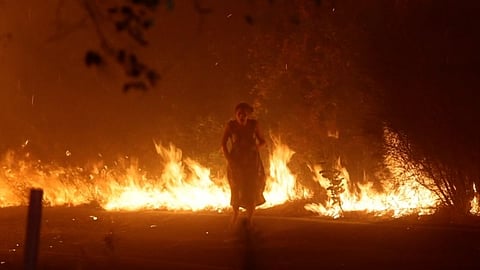Vídeo mostra mulher a caminhar descalça entre as chamas até ser salva pelos bombeiros
