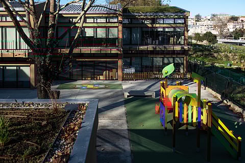 Os 700 metros quadrados de área verde e a produção própria de energia são trunfos desta escola no Porto. ANDRÉ ROLO/GLOBAL IMAGENS
