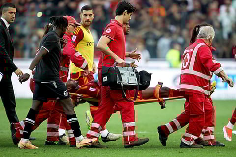 Defesa costa-marfinense da Roma caiu inanimado durante o jogo frente à Udinese. Segundo a imprensa italiana, não corre perigo de vida.