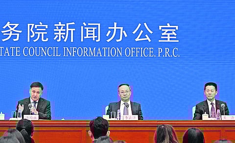 Governador do banco central da China, Pan Gongsheng (à esq.), sinalizou corte na taxa de referência dos empréstimos.