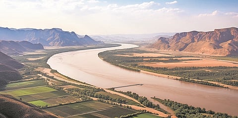 Atravessando planícies e vales, o sinuoso Rio Amarelo torna as terras férteis e oferece ricos materiais para a vida das habitantes ao longo da sua margem.