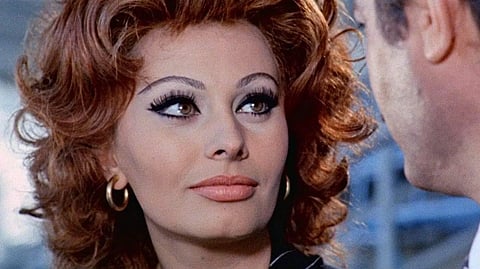 Sophia Lauren no filme Matrimónio à Italiana (1964) com Marcello Mastroianni.