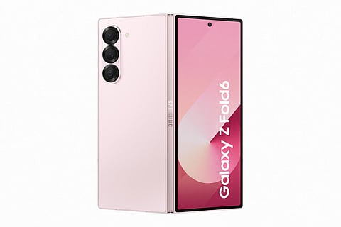 O Z Fold6 numa das novas cores, o rosa.