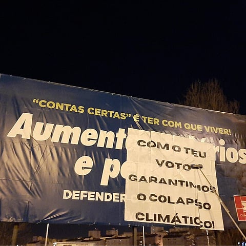 Apoiantes do Climáximo voltam a subverter outdoors de partidos