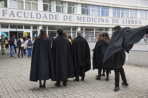 Estudantes de Medicina exigem ajuda para encargos "não comparticipados mas obrigatórios"