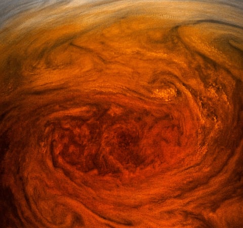 A Grande Mancha Vermelha de Júpiter aproximou-se aos olhos da humanidade devido a missões como a Voyager 1 e a Juno.