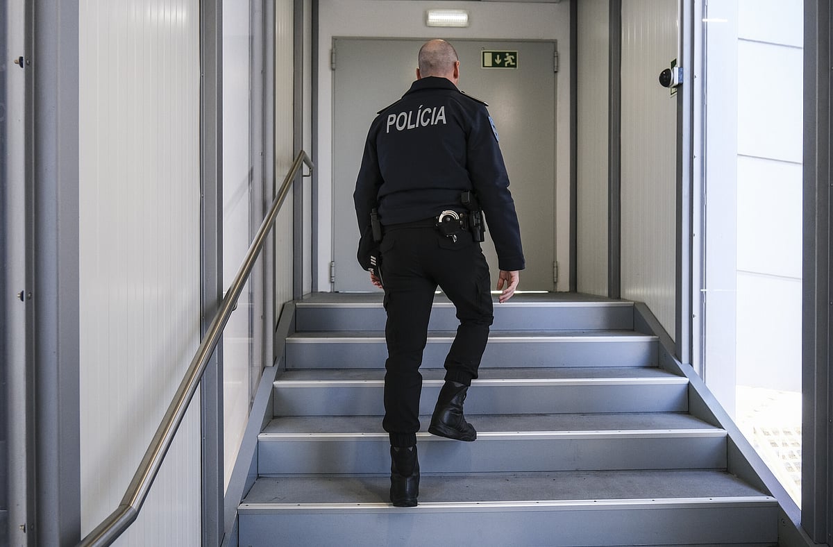 Two arrested on suspicion of human trafficking and aiding illegal immigration at Lisbon Airport