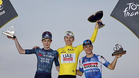 Tadej Pogacar (centro), com Jones Vingegaard (esq.) e Remco Evenepoel (dir.). O pódio do Tour 2024 sai beneficiado no contrarrelógio.