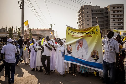 Multidão à espera do Papa Francisco junto ao aeroporto de Juba, no Sudão do Sul, numa visita em fevereiro de 2023.