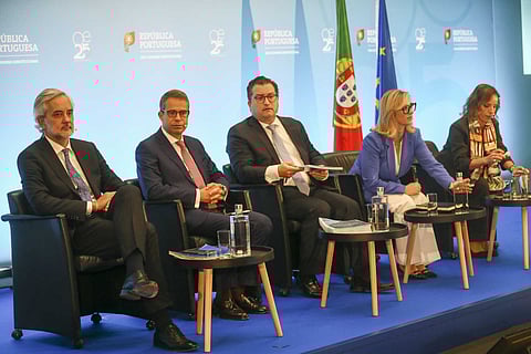 O ministro das Finanças, Joaquim Miranda Sarmento (ao centro) e restante equipa do ministério