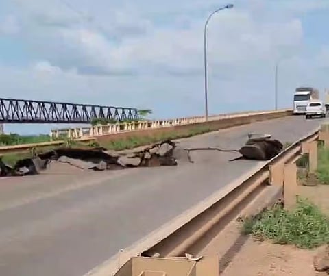 Vereador grava momento em que asfalto racha e ponte desaba no Brasil