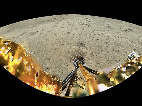 Sonda lunar chinesa regressa com amostras inéditas do lado mais distante da Lua