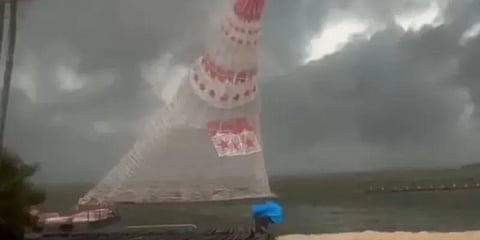 Brasil (com vídeo). Queda de árvore de Natal flutuante faz um morto e dois feridos
