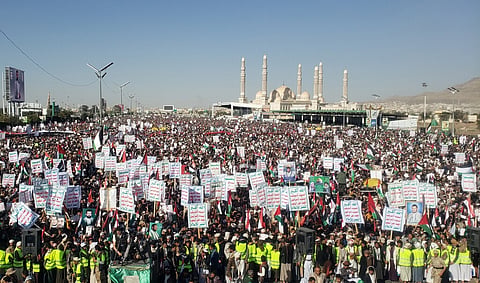 Manifestação contra os ataques da coligação ocidental em Saná, a capital do Iémen controlada pelos rebeldes xiitas. EPA/YAHYA ARHAB