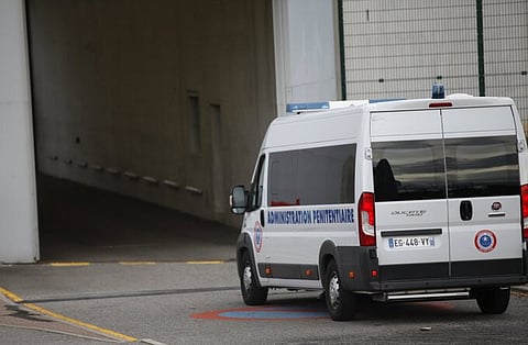 Três guardas prisionais franceses mortos em ataque e recluso fugiu de carrinha