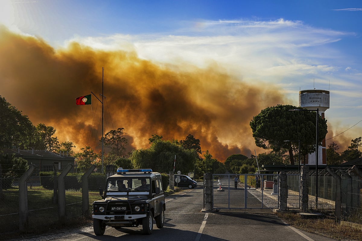 Incêndio que começou na Amora propaga-se até Sesimbra puxado pelo vento