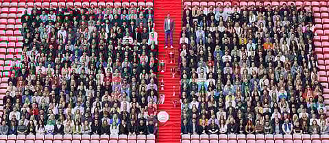 Klopp tirou foto com todos os funcionários do Liverpool e com os troféus conquistados em oito épocas.