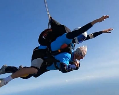 Mulher celebra o 102.º aniversário com salto de paraquedas "assustador"